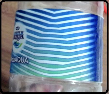 coba temukan tetesan air pada gambar di botol aqua